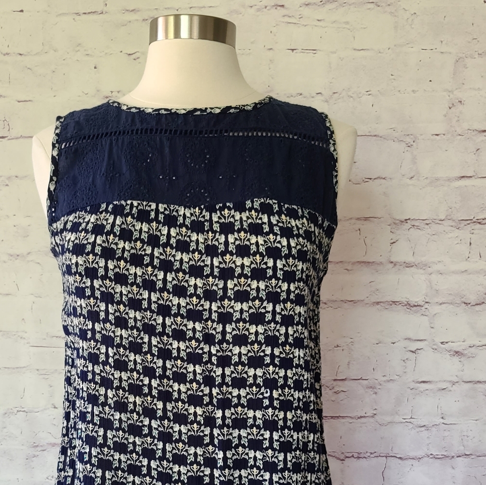 Charlie Paige Navy Floral Print with Eyelet Lace Sleeveless Top Medium